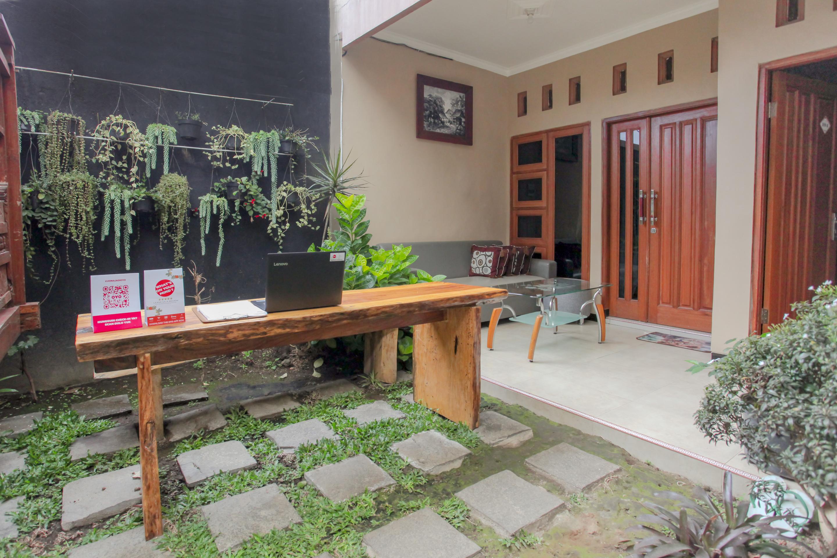 Reddoorz At Villa Akbar 3 Бату Экстерьер фото