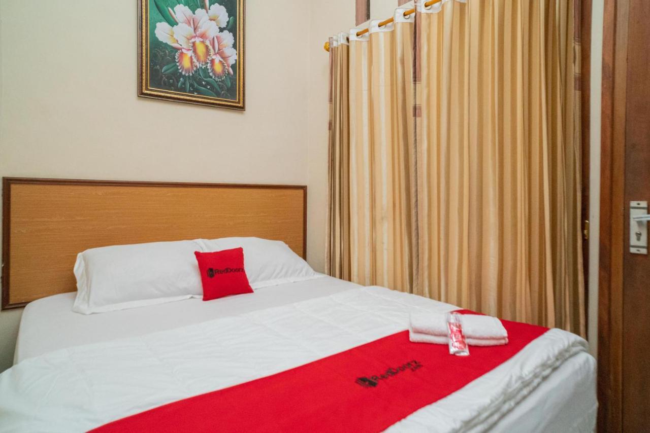Reddoorz At Villa Akbar 3 Бату Экстерьер фото
