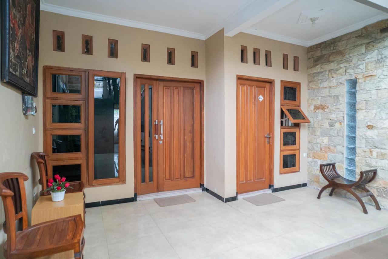 Reddoorz At Villa Akbar 3 Бату Экстерьер фото