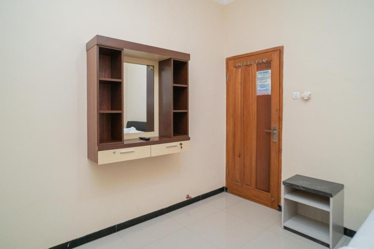 Reddoorz At Villa Akbar 3 Бату Экстерьер фото