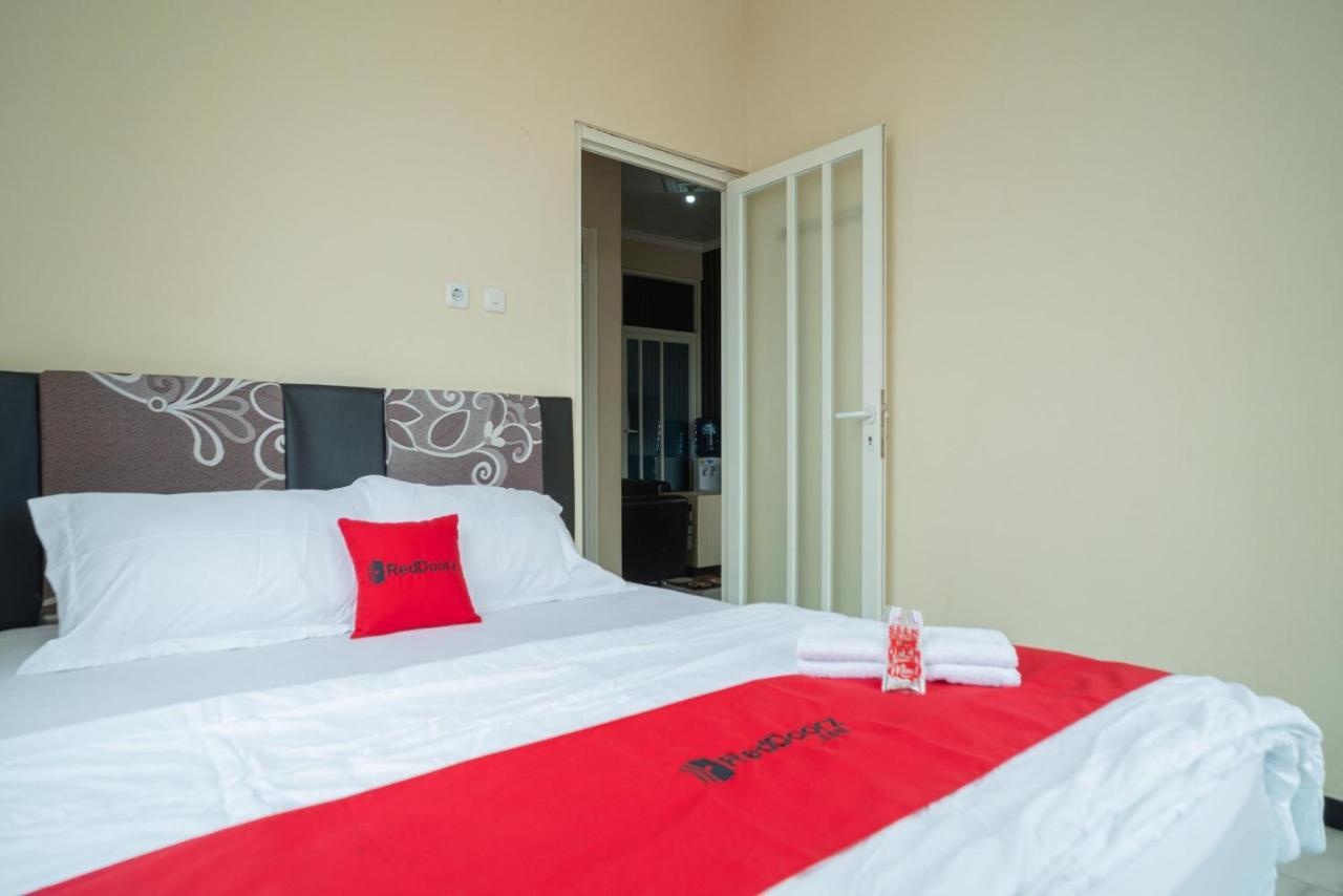 Reddoorz At Villa Akbar 3 Бату Экстерьер фото